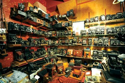 Gian hàng bán các loại máy ảnh cổ trong khu tầng hầm ở Portobello