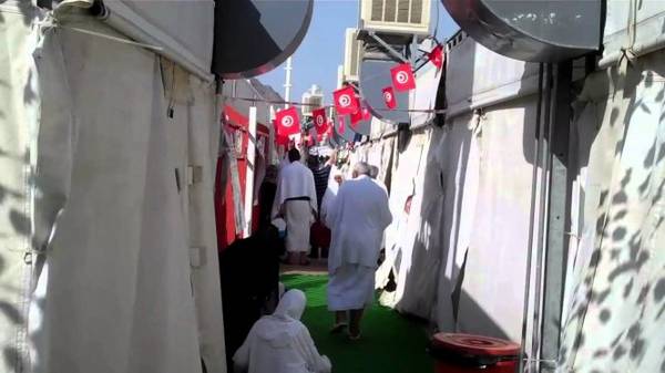 Cuộc sống của các tìn đồ Hồi giáo trong các túp lều trắng - Ảnh: Amusing