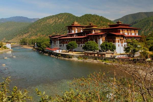 Punakha Dzong: là nơi Guru Rinpoche rước Phật đến Bhutan. Không chỉ là nơi tổ chức các hoạt động tôn giáo, nơi đây còn là trung tâm hành chính lớn của đất nước. Ngoài Punakha, Bhutan còn có nhiều Dzong (pháo đài) khác như Chagangkha Lhakhang, một ngôi đền – pháo đài ở Thimpu. Hằng năm, địa điểm này thu hút rất nhiều khách hành hương đến cầu nguyện và tham quan.