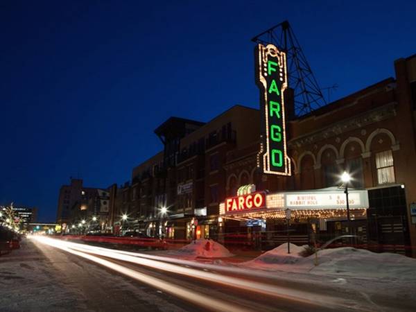 Nhung-tha7. Fargo, North Dakota, Mỹ: Bộ phim cổ điển đình đám Fargo(1996) đã biến thành phố Dakota nhạt nhẽo trở nên nổi tiếng. Mặc dù bộ phim có tên và cảm nhận của người xem về Fargo, thế nhưng chỉ có một vài cảnh quay được thực hiện tại thành phố. Ảnh: Chris Putnam.