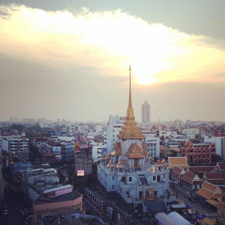 Chùa Wat Traimit nhìn từ xa. Ảnh: jcsailor