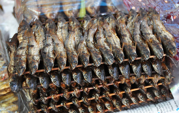 Cá chốt đồng phơi khô là món ngon miệng được nhiều người Việt chọn mua ở chợ Campuachia. Đây cũng là món ăn phổ biến tại đất nước láng giềng.