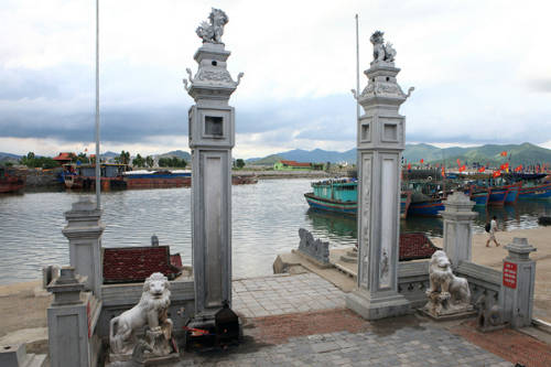 Khung cảnh biển hoang sơ trước đền Cờn, Nghệ An. Ảnh: 5giay