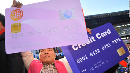 Hầu hết giao dịch bằng thẻ tín dụng Hàn Quốc đứng đầu thế giới về số lượng người sử dụng thẻ tín dụng chỉ sau hai năm. Trung bình mỗi năm, người dân xứ kim chi thực hiện khoảng 129,7 lần giao dịch, trong khi đó ở Canada là 89,6 và Mỹ là 77,9, theo thống kê của Ngân hàng Hàn Quốc năm 2011.