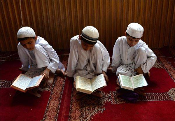 10. Trẻ em Afghanistan đang đọc kinh Koran trong ngày đầu tiên của tháng Ramadan tại một nhà thờ Hồi giáo ở Jalalabad. Ảnh: Noorullah Shirzada / AFP