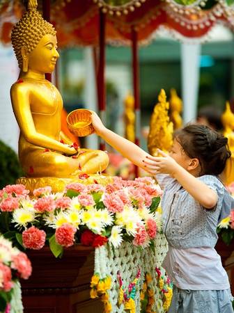 Dùng nước thơm rửa tượng Phật trong chùa là nghi thức quan trọng của lễ hội Songkran. Ảnh: Jebsen Holidays.