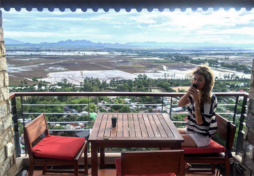 Cô chụp hình tại khu nghỉ dưỡng Victoria Núi Sam Lodge ở Châu Đốc, An Giang.