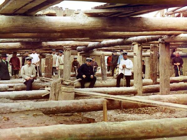 Người lao động và giám sát đang chuẩn bị làm móng cho một đập cống qua sông Oka, gần thị trấn Denivo vào năm 1912.