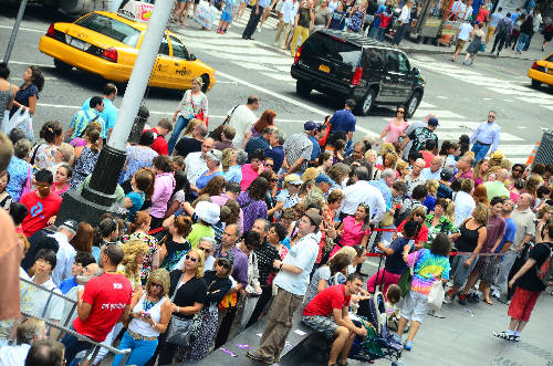 Hàng trăm người sẵn sàng xếp hàng để có được tấm vé xem ca kịch tại New York. Ảnh: Hoài Nam.