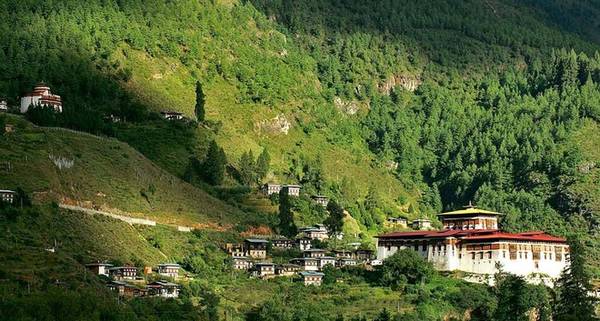 Những cung đường mòn: Bhutan sở hữu những cung đường mòn đẹp nhất trên thế giới. Có tổng cộng 23 đường đi bộ lớn mà du khách có thể lựa chọn khám phá trong khoảng 3 - 25 ngày. Hai trong số những nơi được đánh giá đẹp nhất là Zuri Dzong (Phật đã thiền định trong một hang động tại đây) và Thung lũng Gangte với những cánh rừng tươi tốt và các tu viện yên bình. Ngoài ra, bạn có thể khám phá đời sống của các loài động vật hoang dã hai bên đường đi như báo tuyết, hổ Bengal, gấu đốm và tê giác một sừng.