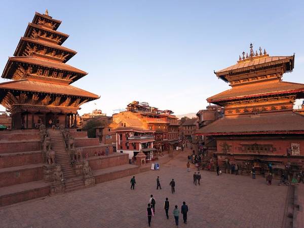 Đến Nepal du khách đừng quên khám phá thành phố cổ Bhaktapur. Dù bị phá hủy một phần bởi trận động đất năm 2015, Bhaktapur vẫn còn giữ được nhiều đền chùa, quảng trường, sân vườn và những bức tượng cổ. 