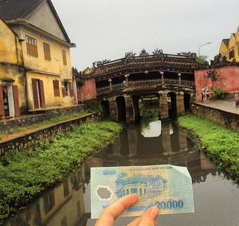 Tân Hoa hậu Thế giới cũng từng có mặt ở Hội An. Cô đăng tải trên Instagram bức hình chụp Chùa Cầu với một tờ tiền Việt.