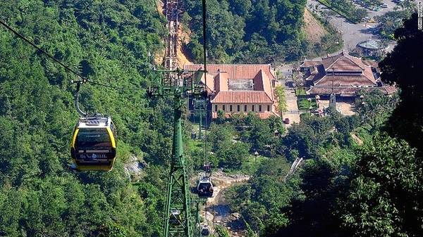 Tuyến cáp treo Bà Nà của Việt Nam được ghi nhận là tuyến cáp treo một dây dài nhất thế giới, vận hành từ chân núi Bà Nà lên đến đỉnh Vọng Nguyệt, bao gồm 22 trụ với 94 cabin, phục vụ 1.500 khách mỗi giờ.