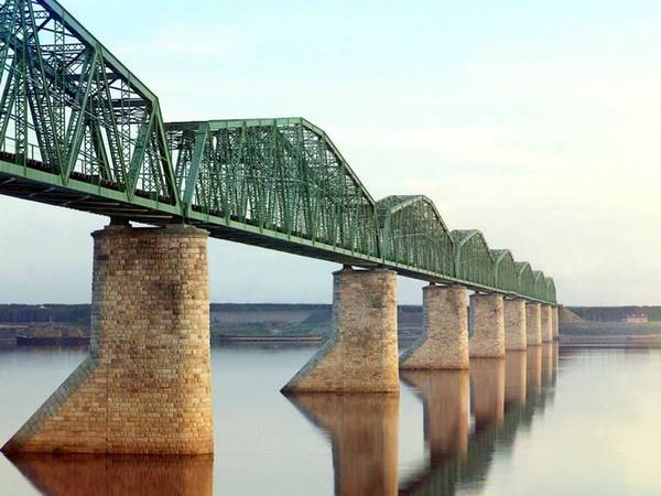 Cầu được xây dựng bắc qua sông Kama giúp nối liền tuyến đường sắt xuyên Siberia với chiều dài khoảng 9.600 km.