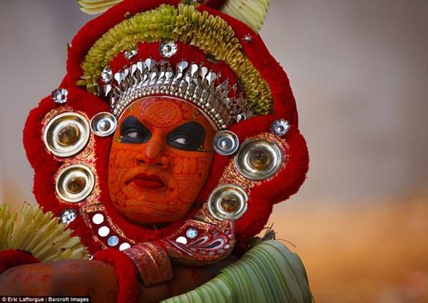 Trong nhiều thế kỷ, người dân ở những nền văn hóa và văn minh khác nhau đã sử dụng hình thức trang điểm cho khuôn mặt để thực hiện các nghi lễ tôn giáo nhằm tăng tính thẩm mỹ, thậm chí là một cách bảo vệ sức khỏe hay phân biệt giai cấp trong xã hội.