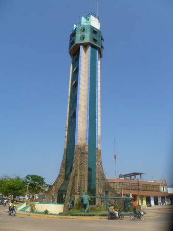 Tháp Obelisk, công trình kiến trúc "xấu nhất thế giới", điểm tham quan chính của Puerto Maldonado - Ảnh: wp, panoramio