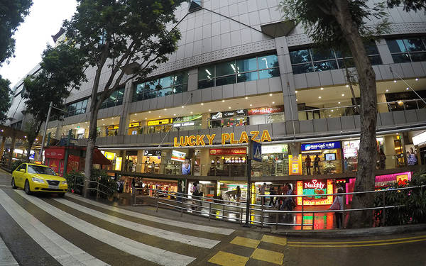 Nhìn bề ngoài, Lucky Plaza không được sáng sủa và hiện đại như các trung tâm mua sắm khác ở Orchard Road. Ảnh: biteandbytes.com