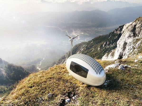 Mô hình khách sạn con nhộng do hãng EcoCapsules thiết kế, với động cơ mini tạo năng lượng bằng sức gió cùng các tấm tạo năng lượng mặt trời.