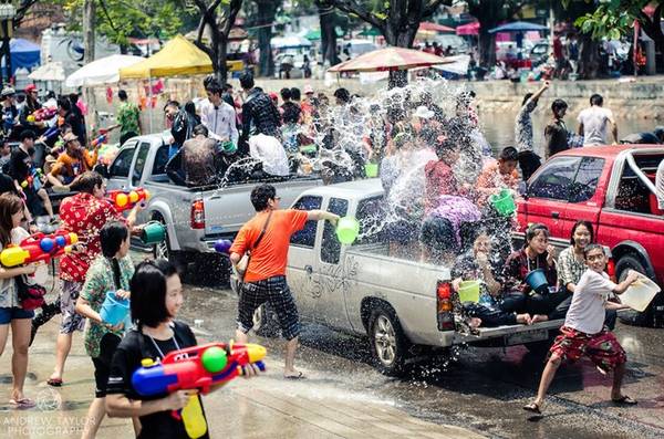 Té nước là một trong những hoạt động hút du khách của Thái Lan trong lễ hội Songkran. Ảnh: Andrewtaylor.