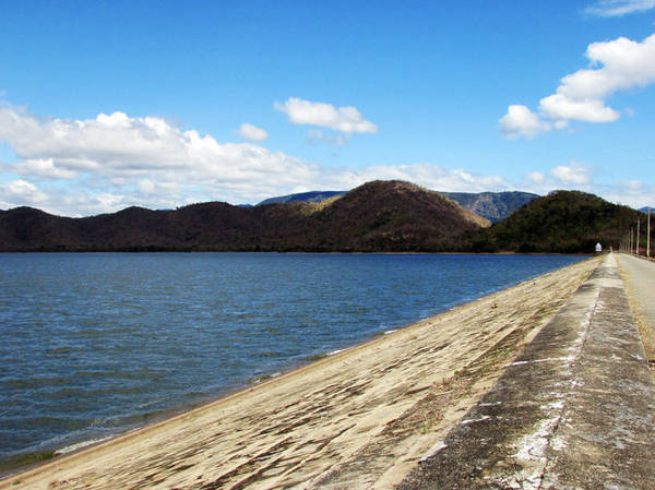 Con đập hồ Cà Giây cao 25,4m, dài 970,5m - Ảnh: Nguyễn Thiên Đăng