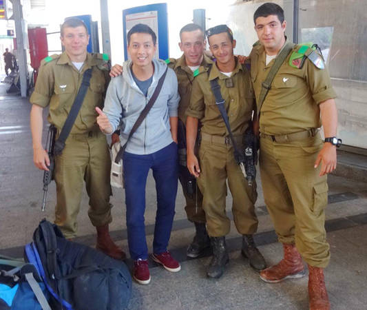 Thầy giáo trẻ chụp ảnh lưu niệm cùng những người lính ở Tel Aviv, Israel.