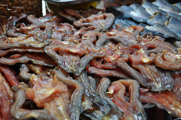 Khô cá lóc đồng được xẻ như hình bàn tay ướp với tỏi ớt, tiêu và muối. Loại khô này có thể chiên ăn với cơm trắng.