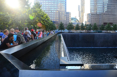 Vị trí một trong hai tòa tháp đôi nay thuộc khu tưởng niệm cuộc khủng bố 11/9. Ảnh: Hoài Nam.