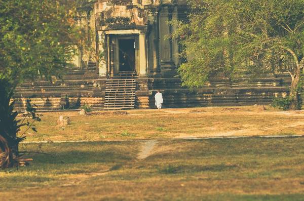 Công trình mang đậm dấu ấn Phật giáo. Thi thoảng khách du lịch vẫn có thể bắt gặp hình ảnh những vị tu sĩ chậm rãi đi quanh đền.