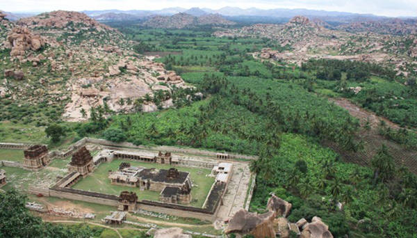 Hampi được biết đến là thủ đô của đế chế Vijayanagara nằm ở phía nam Ấn Độ.