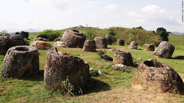 Cánh đồng chum, Lào: Những khối đá khổng lồ độc đáo có dạng chum nằm rải rác khắp khu vực ấn tượng này. Trong số đó, nhiều tảng đã hơn 2.000 năm tuổi, được sử dụng trong nghi lễ chôn cất thời tiền sử. 