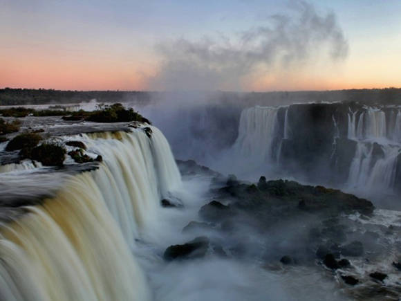 Thác Iguazu là một trong những kỳ quan đẹp nhất hành tinh, nằm trên biên giới giữa Brazil và Argentina
