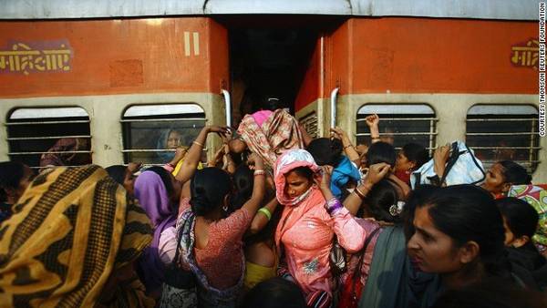 Dù có những toa tàu dành riêng cho nữ, phụ nữ ở New Delhi vẫn thấy lo sợ khi sử dụng phương tiện công cộng vì không được tôn trọng. Đây là một trong những thành phố nguy hiểm nhất với phụ nữ khi đi một mình buổi tối hay đi một mình trên các phương tiện.