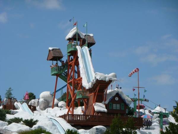 Nằm tại Orlando, Summit Plummet là điểm hấp dẫn ở bãi biển Walt Disney World's Blizzard.