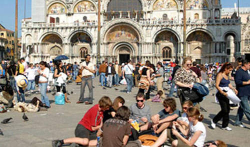 Tại Venice, Italy cảnh nhiều du khách cởi trần hay ngồi giữa vỉa hè ăn bánh mì không còn là điều hiếm gặp.