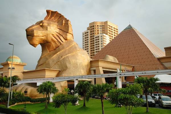 Ngoài ra, du khách còn có thể thỏa thích mua sắm trong các trung tâm mua sắm khổng lồ khắp Malaysia như Johor Premium Outlet tại Johor, Mitsui Outlet Park-KLIA và Sunway Pyramid tại Selangor, hay George Town tại Penang. Ảnh: Worldstoptens.