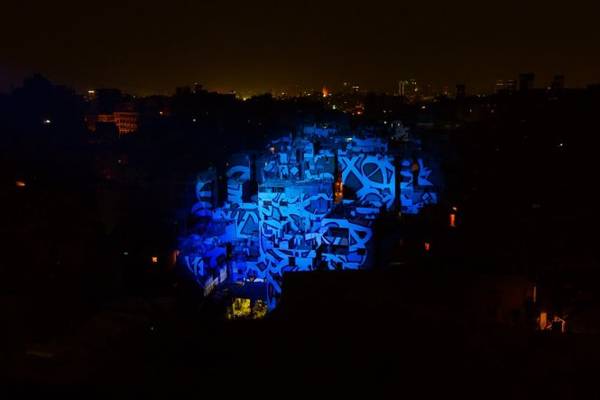 Tác phẩm nghệ thuật đường phố lung linh trong đêm giữa lòng thủ đô Ai Cập - Ảnh: divisare