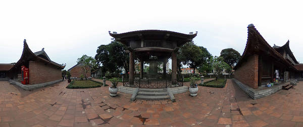 Gác Chuông nằm ở bên trái của Đền Khải Thánh. Trong kiến trúc Văn Miếu còn có hai khu biệt lập đó là Hồ Văn nằm ở phía trước cổng và Vườn Giám rộng lớn nằm ở sườn phải của toàn bộ trục công trình.