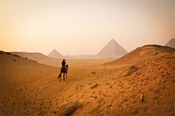  Hình ảnh Kim Tự Tháp mờ ảo trong sa mạc. (Ảnh: Edward Ewert)