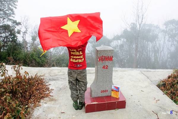 Cột mốc 42 nằm trên cao độ 2.866 m, là mốc biên giới cao thứ hai trên toàn lãnh thổ Việt Nam (sau mốc 79). Khi lên đỉnh Pu Si Lung bạn sẽ qua cột mốc đáng nhớ này. Chắc chắn bất cứ người dân Việt nào cũng cảm thấy tự hào khi đứng tại đây.
