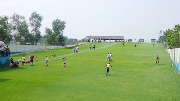 Trượt cỏ là một hoạt động được rất nhiều du khách yêu thích ở khu du lịch Vườn Xoài. Ảnh: ST