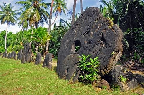  Đồng tiền khổng lồ của người dân trên đảo Yap có chiều dài có thể lên tới 4 m và nặng hơn 4000 kg. Ảnh: Tripfreakz