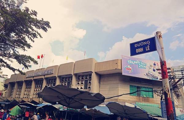 Đường Đinh Lễ dài 56 m không phải ngắn nhất nhưng rất độc đáo vì chỉ có một số nhà, đó là chợ Xóm Chiếu, quận 4. Bộ ảnh "những con đường ngắn nhất Sài Gòn" của Khoa chủ yếu đề cập đến những con đường ngắn nhưng mang nhiều ý nghĩa lịch sử.