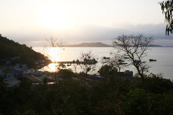 Khung cảnh bãi Chệt trong ánh bình minh. Đây là cảng biển chính của hòn Củ Tron - hòn đảo lớn nhất quần đảo Nam Du. Khu vực tập trung nhiều nhà dân, hàng quán và những nhà nghỉ cho khách du lịch.