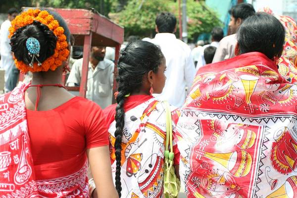  Bangladesh: Pohela Boishakh là lễ hội đón năm mới của Bangladesh vào ngày 14/4. Nhà cửa được dọn dẹp sạch sẽ để đón khách là họ hàng, bạn bè và hàng xóm. Ở các hội chợ, người ta bán đồ ăn và các sản phẩm thủ công. Ảnh: Kikis & Yosita.