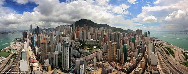 Những tòa nhà chọc trời của Hong Kong với đỉnh núi Victoria phía sau.