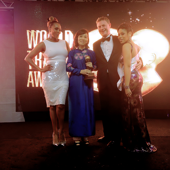 Phó Chủ tịch thứ Nhất Sun Group, Bà Nguyễn Thị Hương Lan, trong tà áo dài truyền thống, đã tham dự đêm Gala WTA 2014 và đại diện đơn vị InterContinental Danang Sun Peninsula Resort nhận giải thưởng cao quý nhất.