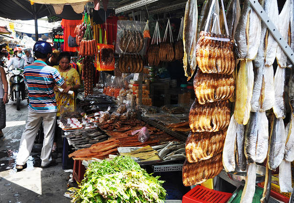 Nằm sâu trong con hẻm nhỏ trên đường Lê Hồng Phong, quận 10, TP HCM, chợ Campuchia, hay còn gọi là chợ Miên, chợ Cam gồm hàng chục gian hàng lớn nhỏ chuyên kinh doanh sỉ lẻ các loại đặc sản được mang đến từ xứ Angkor.