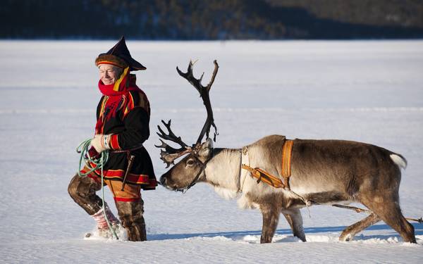 Trang phục truyền thống của người Sami với gam màu nổi bật được làm từ lông thú. 