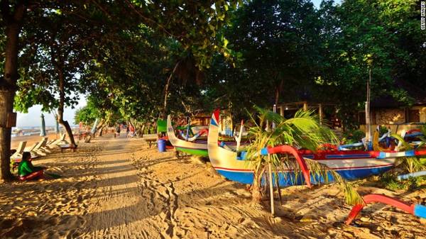 <strong>Bãi biển Sanur:</strong> Nằm ở phía Tây của Bali bãi biển này nằm trên bờ biển của làng Sanur, tuy không phải là điểm đến du lịch nổi tiếng như Kuta nhưng Sanur vẫn có khá nhiều các khu nghỉ mát bên bờ biển. Dù vậy nhưng Sanur vẫn còn giữ nguyên vẹn nét quyến rũ với không khí thư thái và yên bình, hầu như không có sự xô bồ đông đúc.