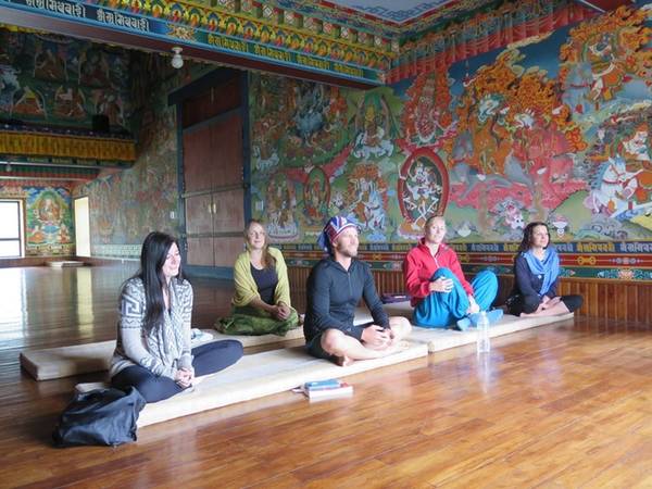 Đến với một lớp học Pranamaya Yoga, du khách có thể rèn luyện sức khỏe với yoga, vừa tận hưởng không gian yên bình ở những sảnh lớn trong các tu viện nép mình dưới chân dãy núi Himalaya.